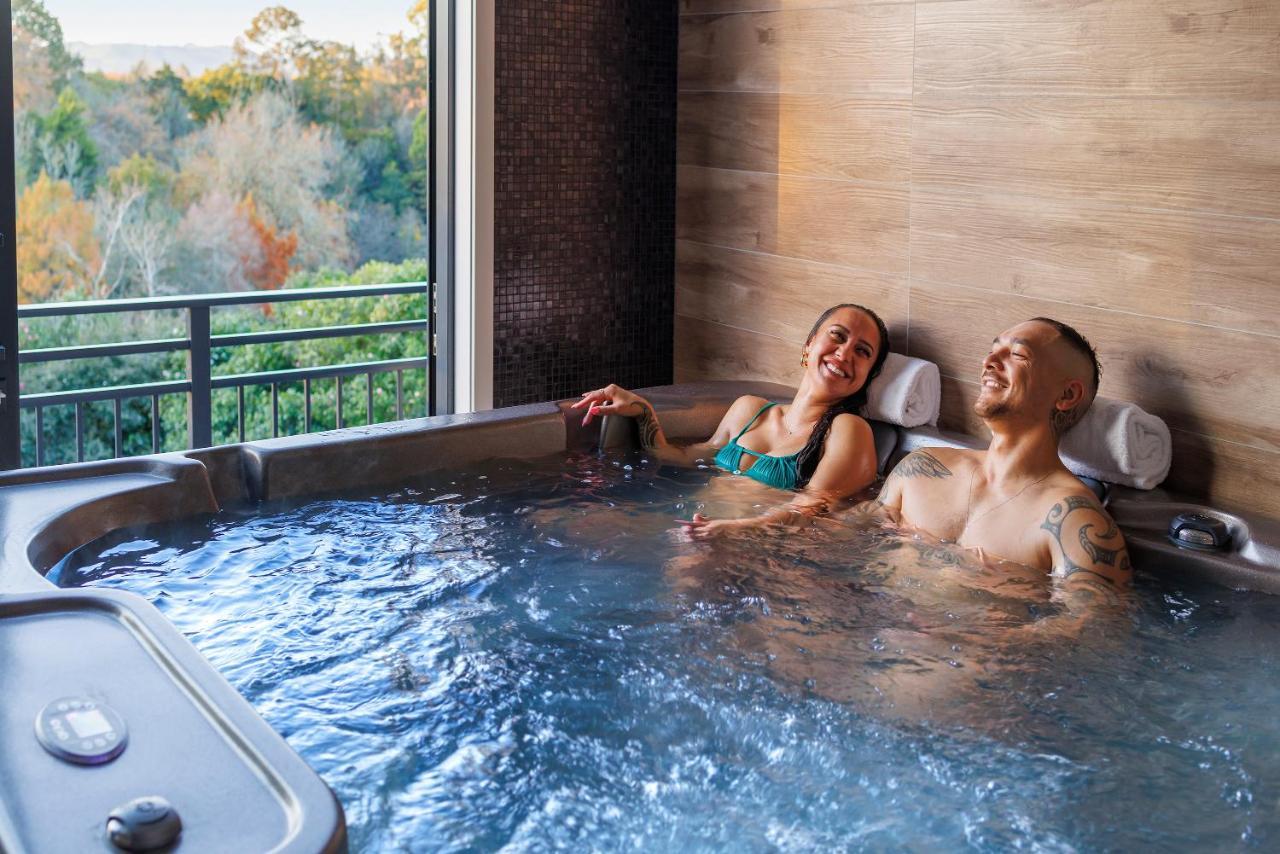 קיימברידג' Hidden Lake Hotel & Apartments מראה חיצוני תמונה